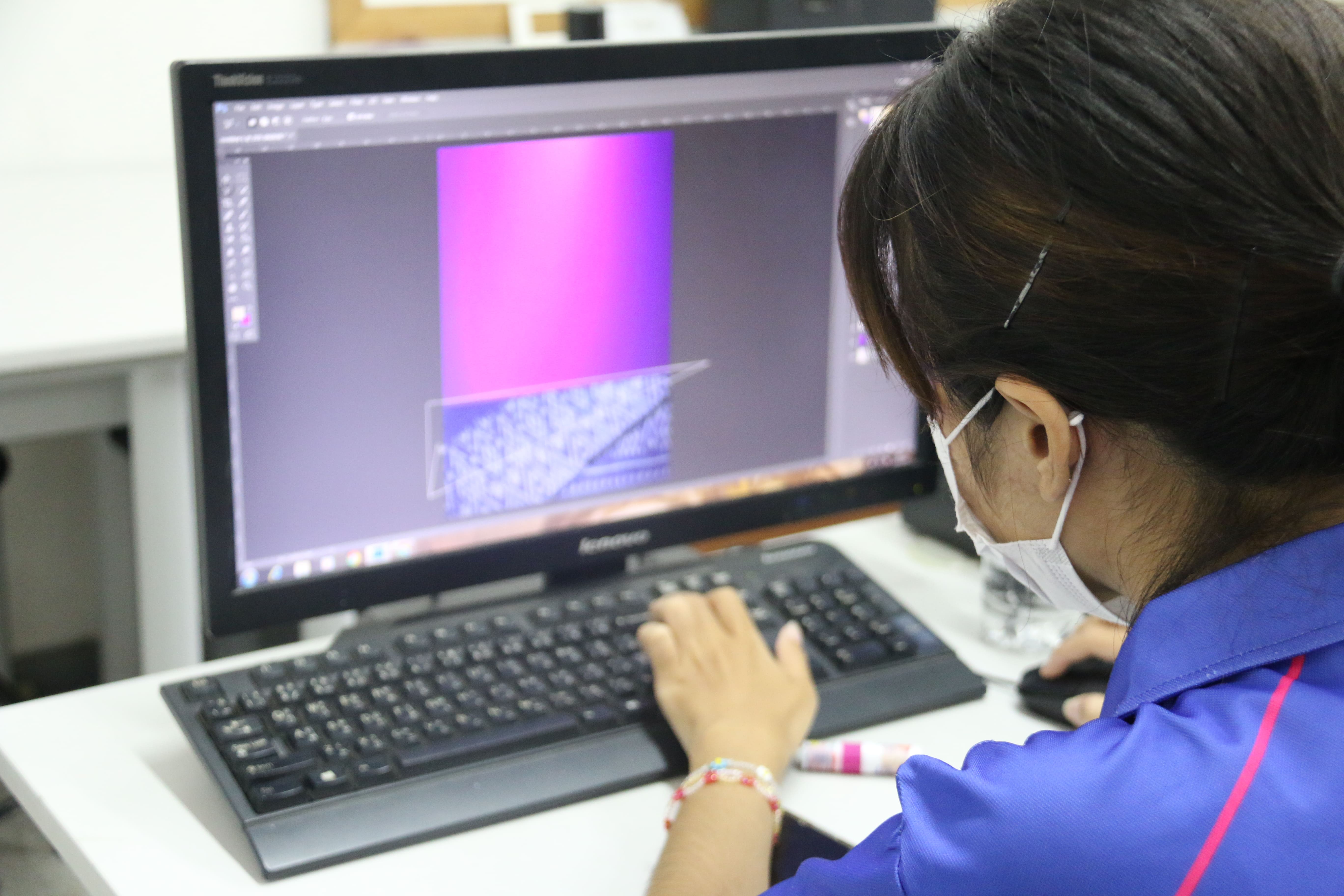 การออกแบบนิเทศศิลป์ หัวข้อ การออกแบบโปสเตอร์ส่งเสริม อนุรักษ์ การสร้างผลิตภัณฑ์สำเร็จรูปจากผ้าไทย  ปวช.